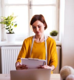 young-creative-woman-with-laptop-in-a-studio-a-sta-8QG5CDU