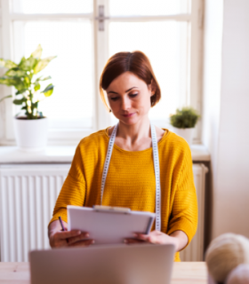 young-creative-woman-with-laptop-in-a-studio-a-sta-8QG5CDU