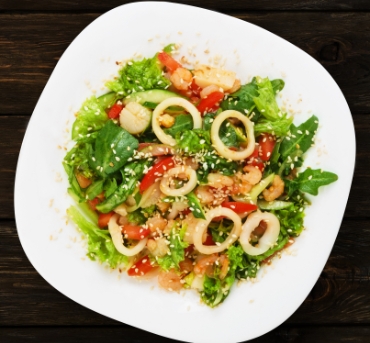 restaurant-food-seafood-salad-with-calamari-P3B2K5R