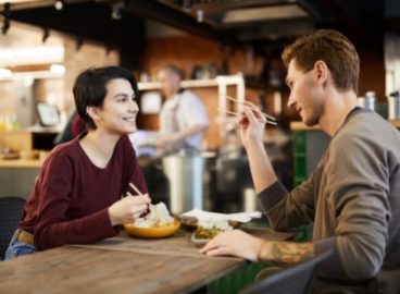 couple-in-chinese-food-restaurant-9P76RXZ