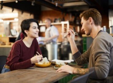 couple-in-chinese-food-restaurant-9P76RXZ