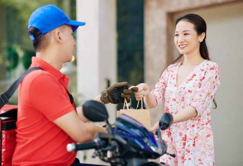 courier-delivering-food-T5TYW8C