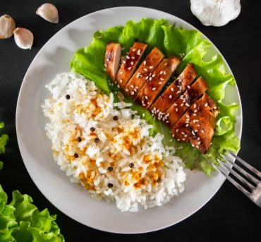 teriyaki-chicken-with-sesame-seeds-lettuce-and-ric-UR9S6HA