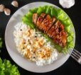 teriyaki-chicken-with-sesame-seeds-lettuce-and-ric-UR9S6HA