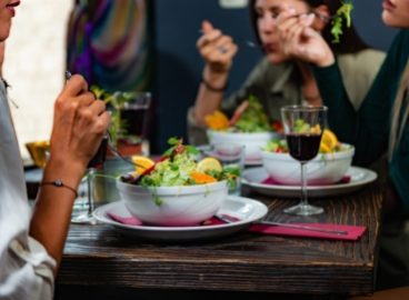 vegetarian-restaurant-young-woman-in-a-vegetarian--N2956GN