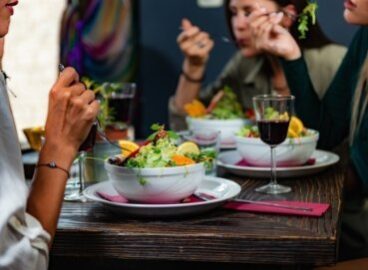 vegetarian-restaurant-young-woman-in-a-vegetarian--N2956GN